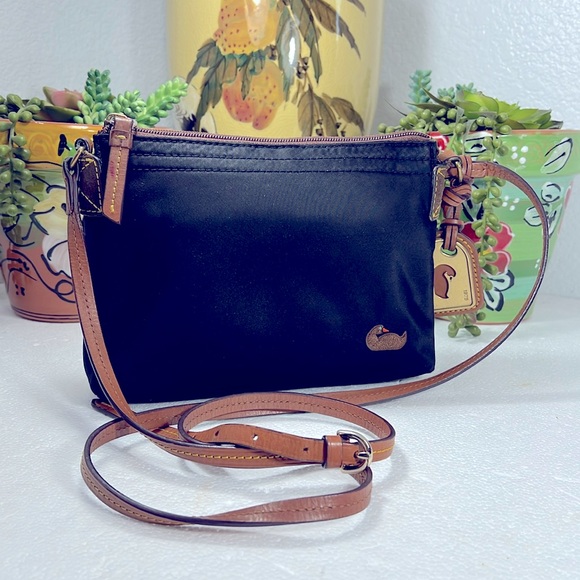 Dooney & Bourke Handbags - 🦆 DOONEY & BOURKE BLACK NYLON POUCHETTE CROSSBODY VINTAGE